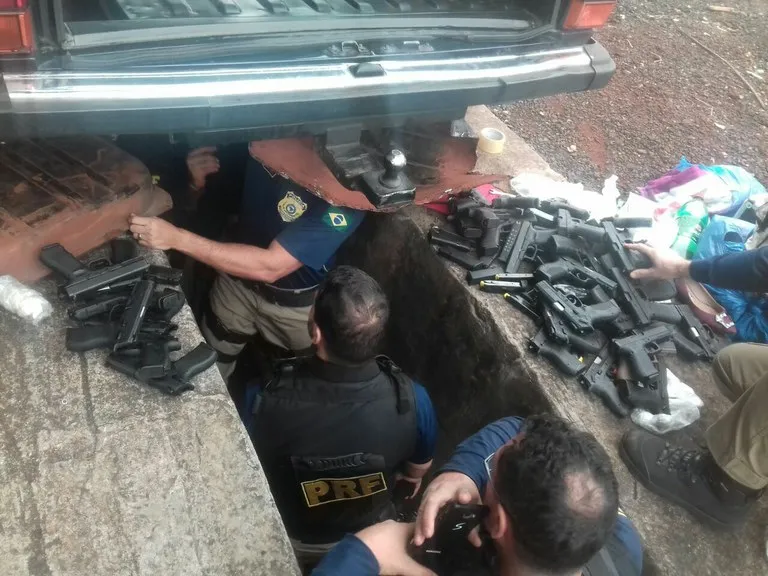 PRF apreende 56 pistolas em fundo falso de carro no Paraná