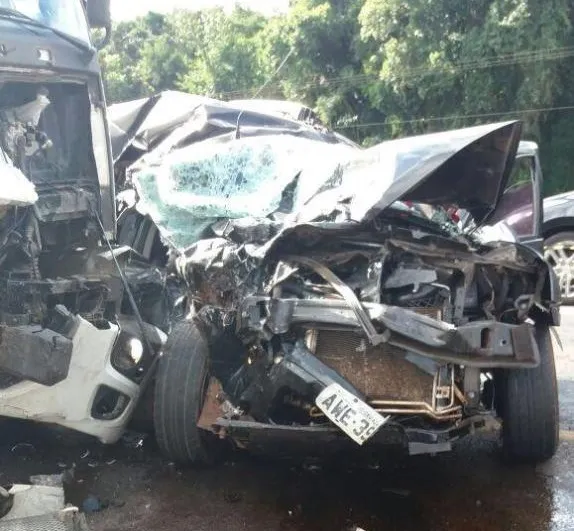 Mãe e filha morrem em acidente envolvendo três veículos no Paraná
