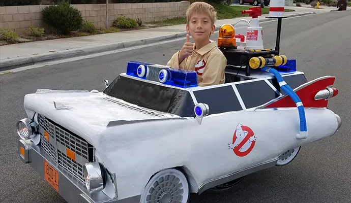 Pai viraliza na internet por fantasiar a cadeira de rodas do filho todos os anos no Halloween