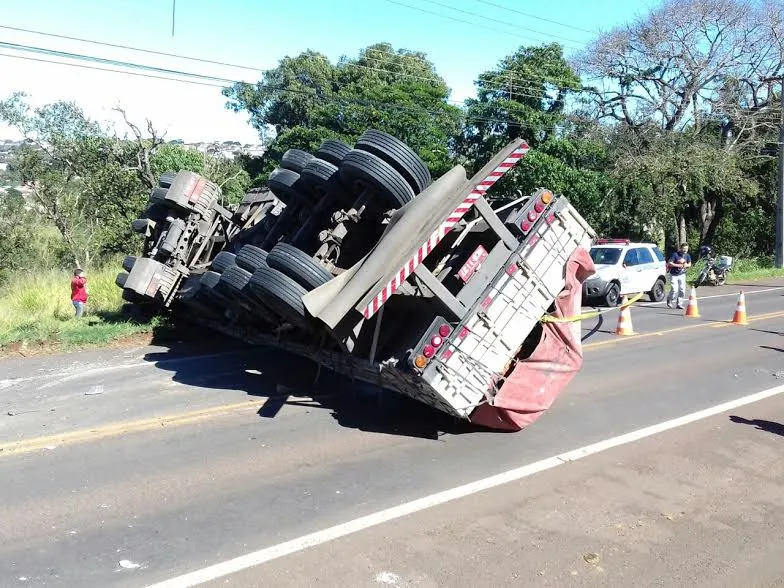 Acidente na saída de Apucarana para Arapongas envolve caminhão, BMW e Uno e deixa duas pessoas feridas