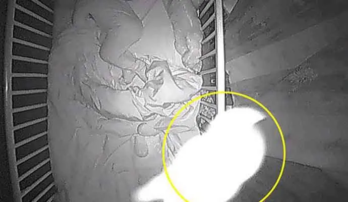 Através de monitor mãe vê 'bebê fantasma' escalar o berço e dormir ao lado de seu filho; veja imagens