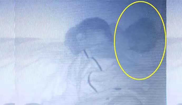 Através de monitor mãe vê 'bebê fantasma' escalar o berço e dormir ao lado de seu filho; veja imagens