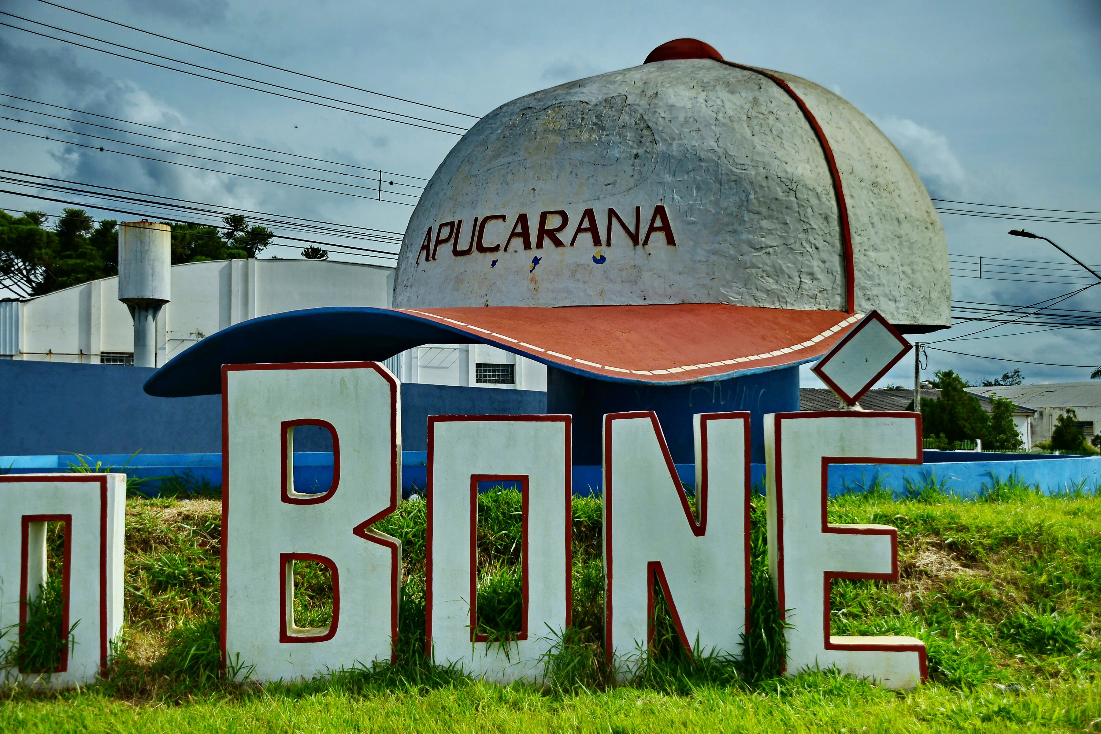 Capital Nacional do Boné exibe réplicas gigantes do acessório em pontos públicos
