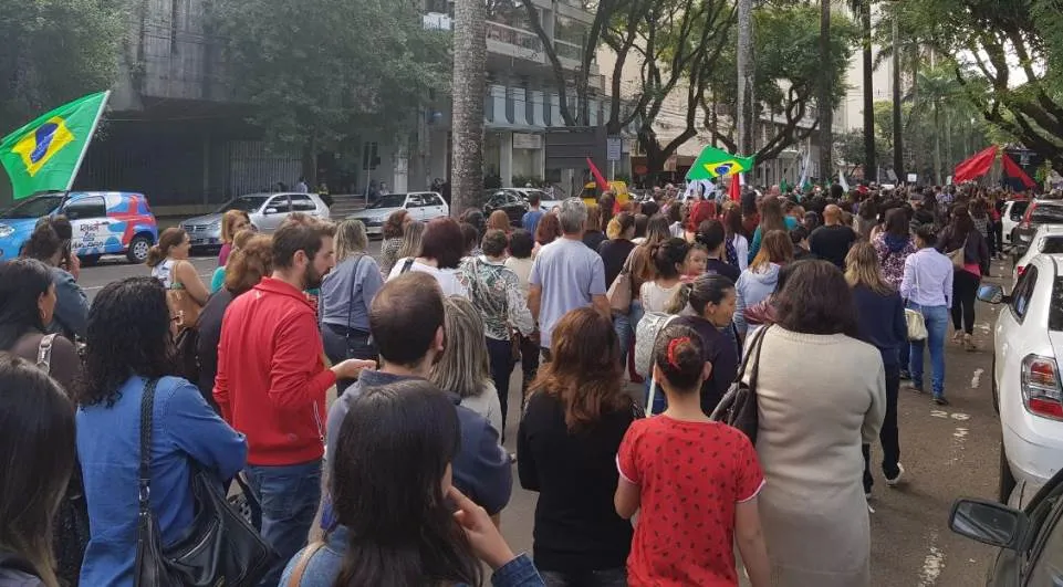 Manifestantes realizam atos em Curitiba, Apucarana e outras cidades