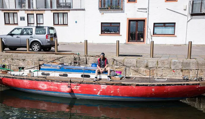 Homem passa 5 anos reformando barco que afunda 5 minutos depois de ser colocado no mar