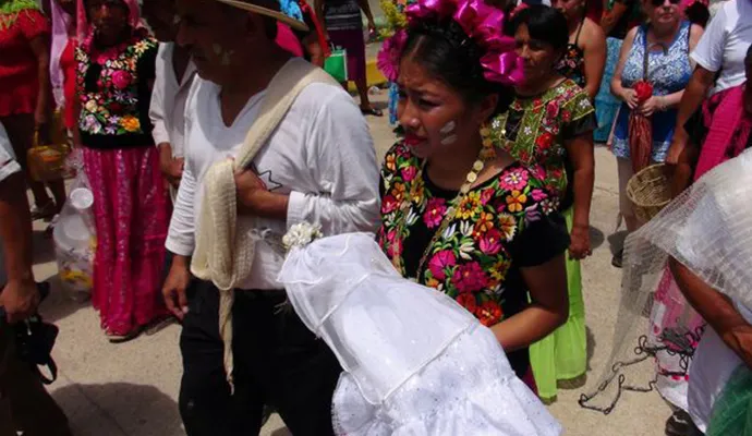 Prefeito mexicano casa-se com crocodilo em cerimônia mais do que bizarra