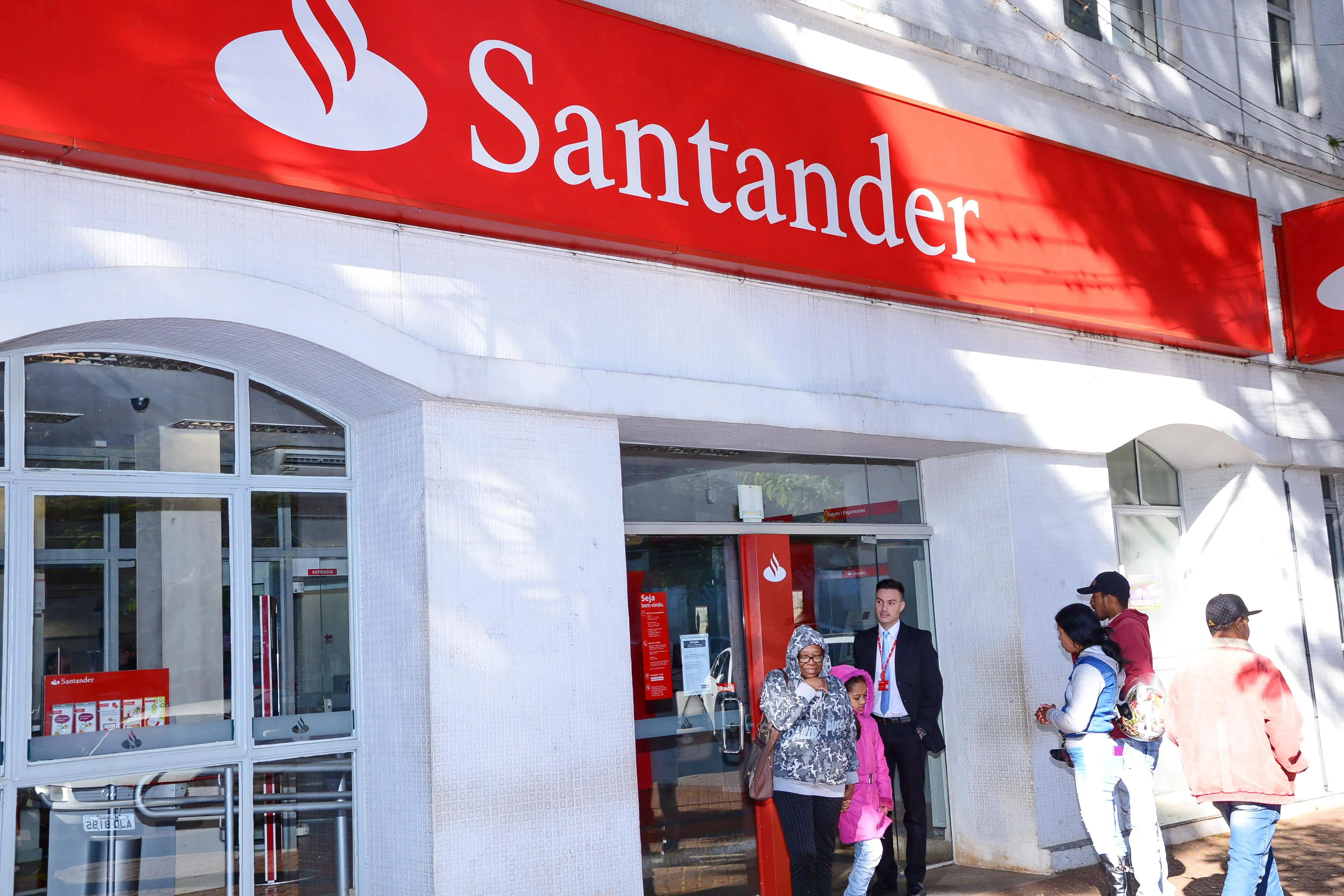 Ladrões entram pelo teto e furtam dinheiro do cofre do Santander 