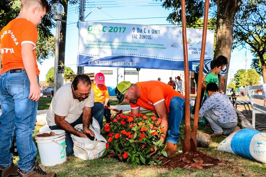 Banco cooperativo e comunidade “adotam” praça em distrito de Apucarana