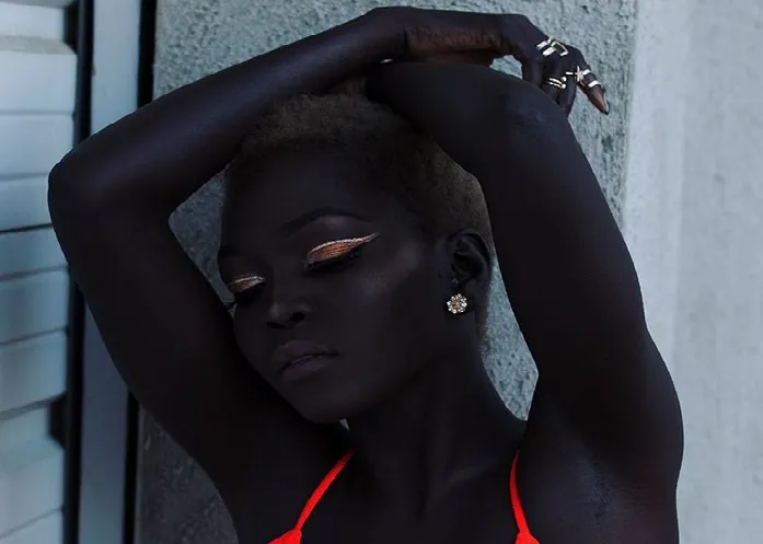Modelo com a tonalidade de pele mais escura do mundo se torna ícone de beleza e diversidade