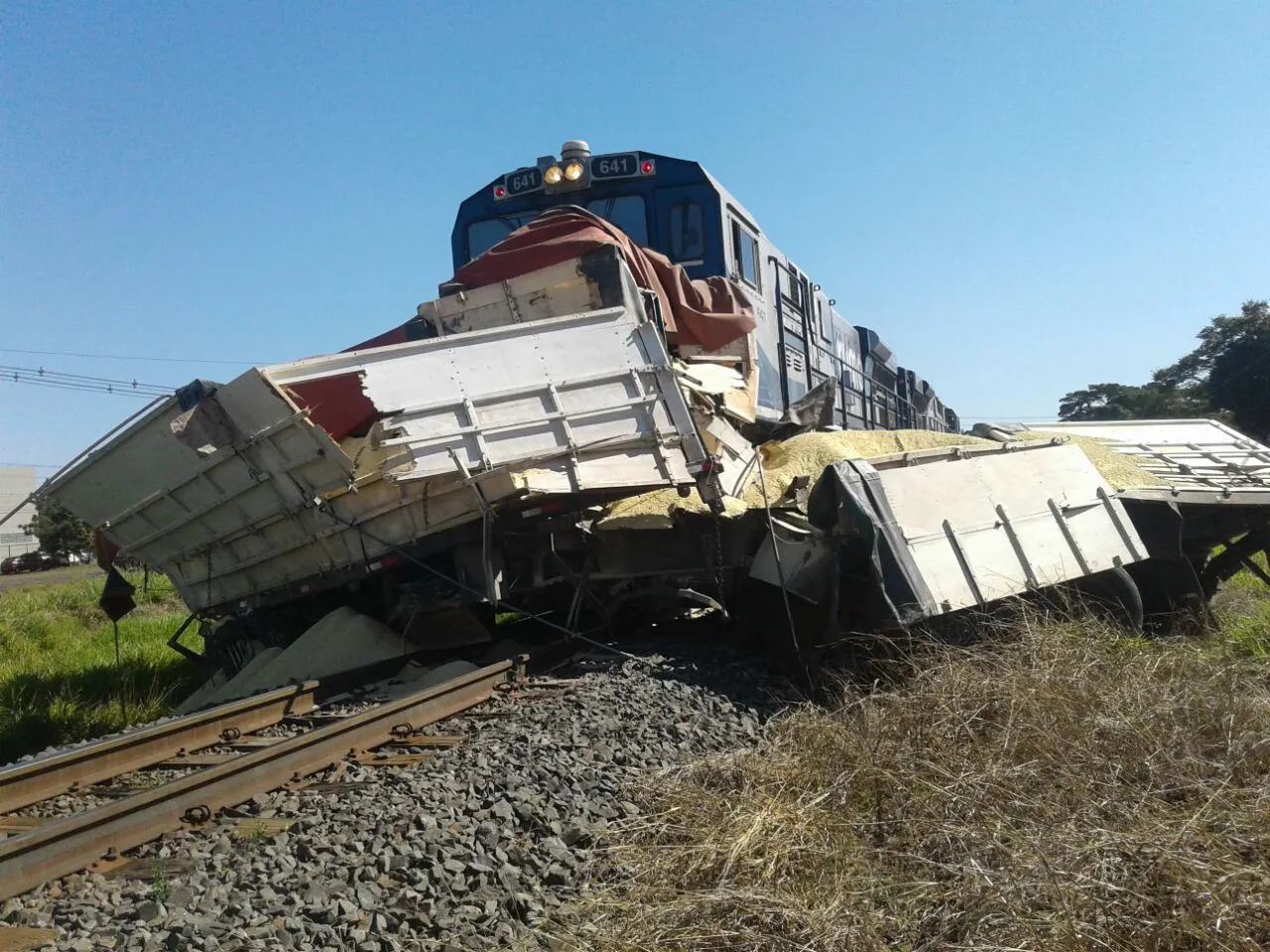 Trem arrasta caminhão com motorista dentro em Apucarana
