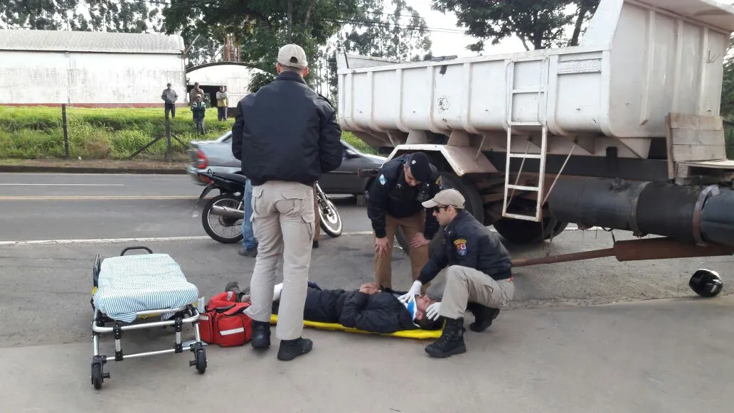 Motociclista fica ferido após acidente com caminhão em Apucarana