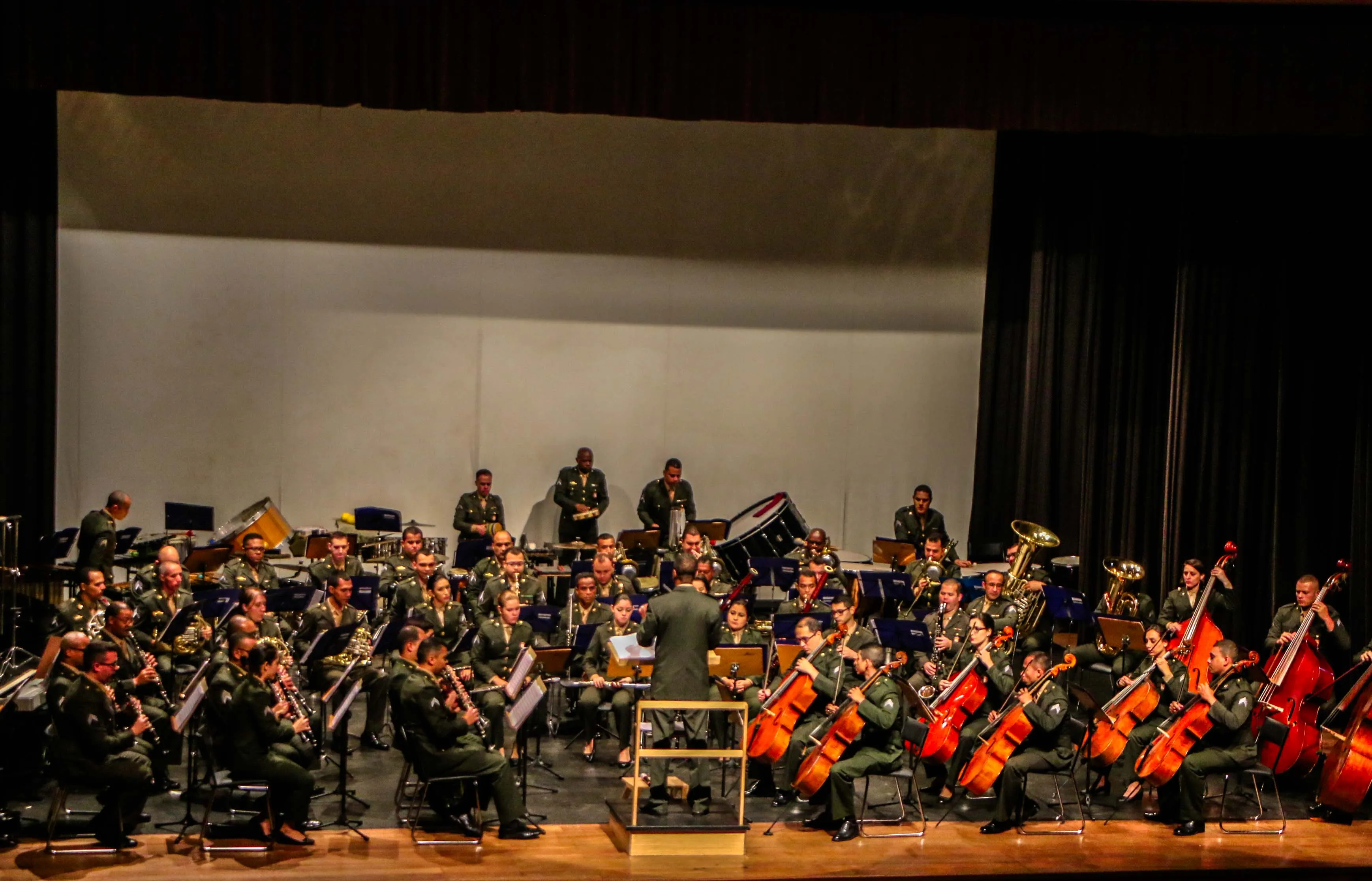 Banda Sinfônica do Exército atrai grande público em Apucarana