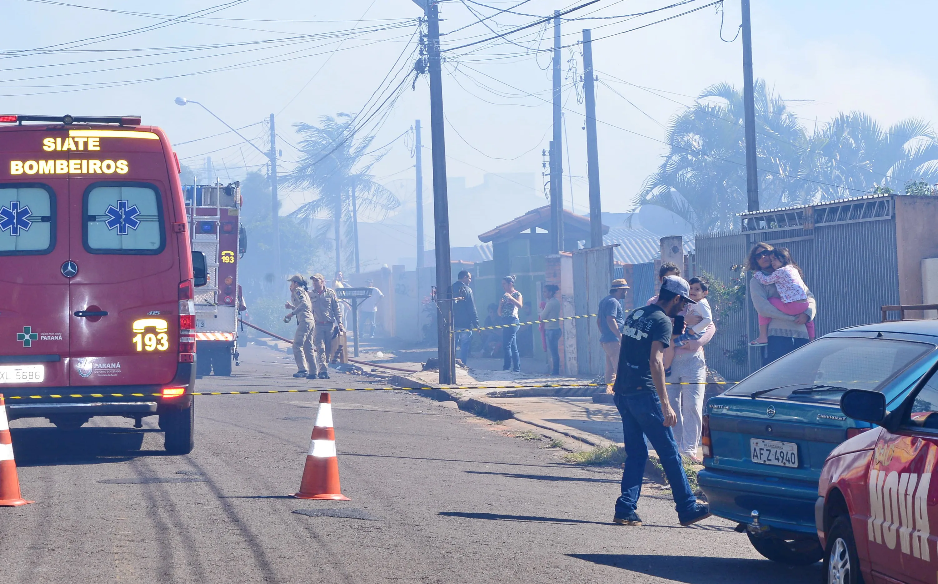 Incêndio atinge barracão em Apucarana e deixa 11 imóveis em risco