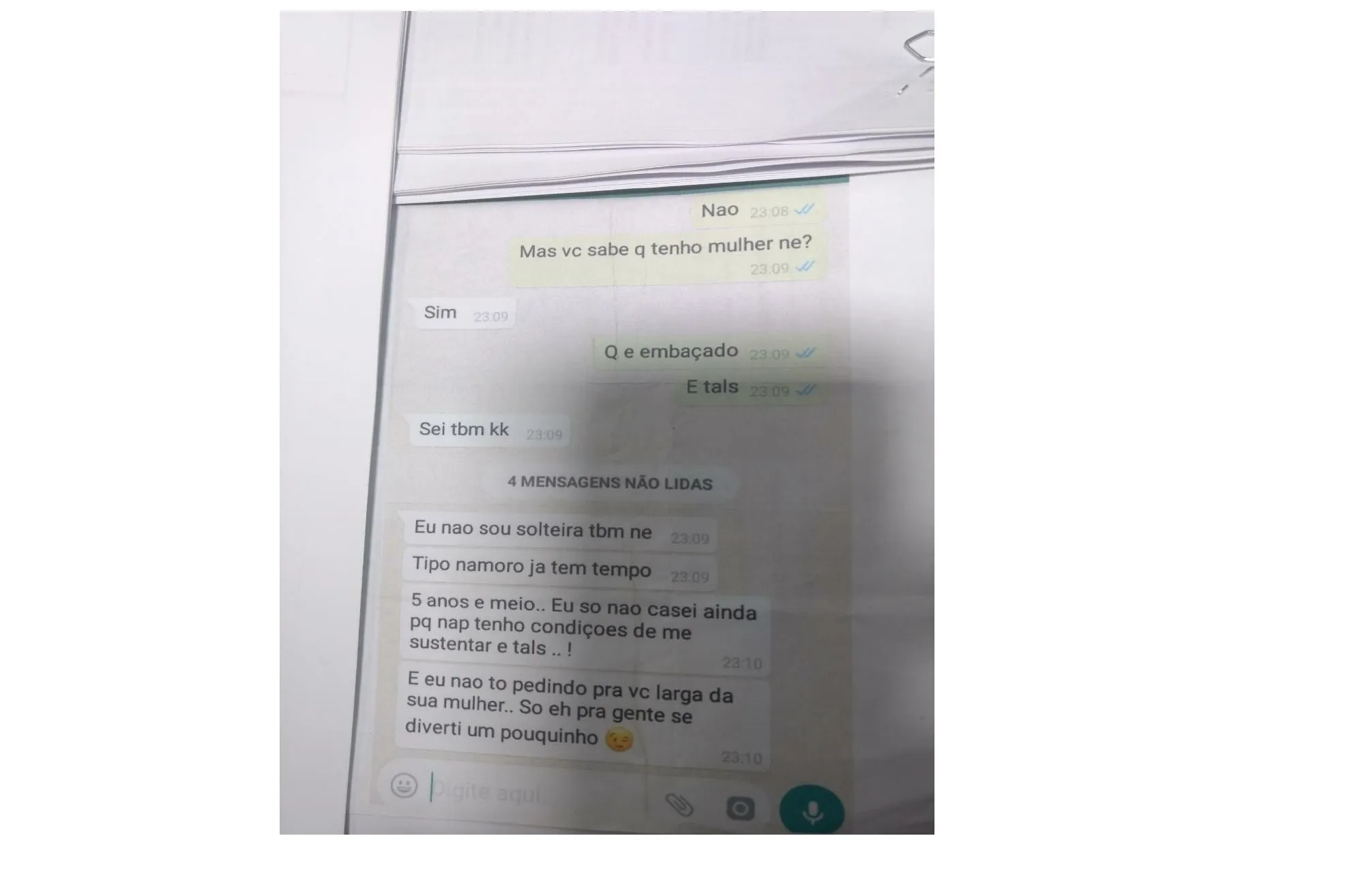 Mulher pega conversa do marido com outra no WhatsApp e divulga conteúdo em panfletos