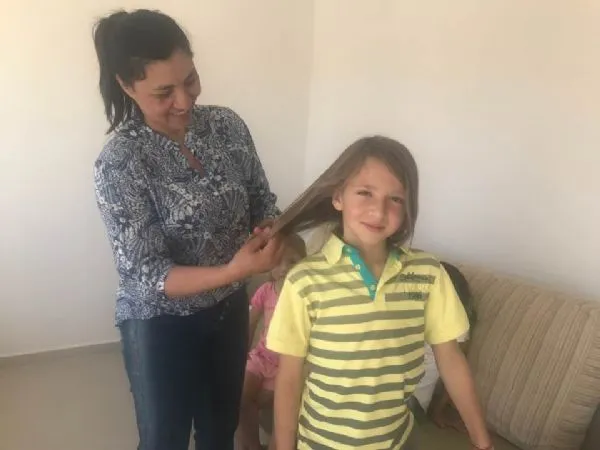Menino de 9 anos deixa o cabelo crescer para doar à criança desconhecida com câncer