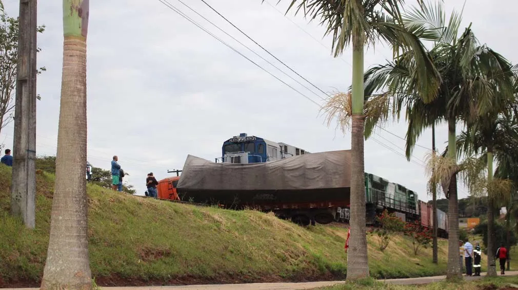 Trem arrasta carreta por 200 metros em trevo de acesso a Jandaia do Sul