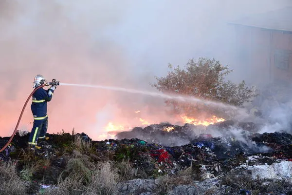 Incêndio ambiental atinge empresa na zona norte de Apucarana