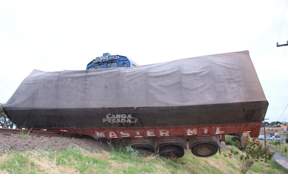Trem arrasta carreta por 200 metros em trevo de acesso a Jandaia do Sul