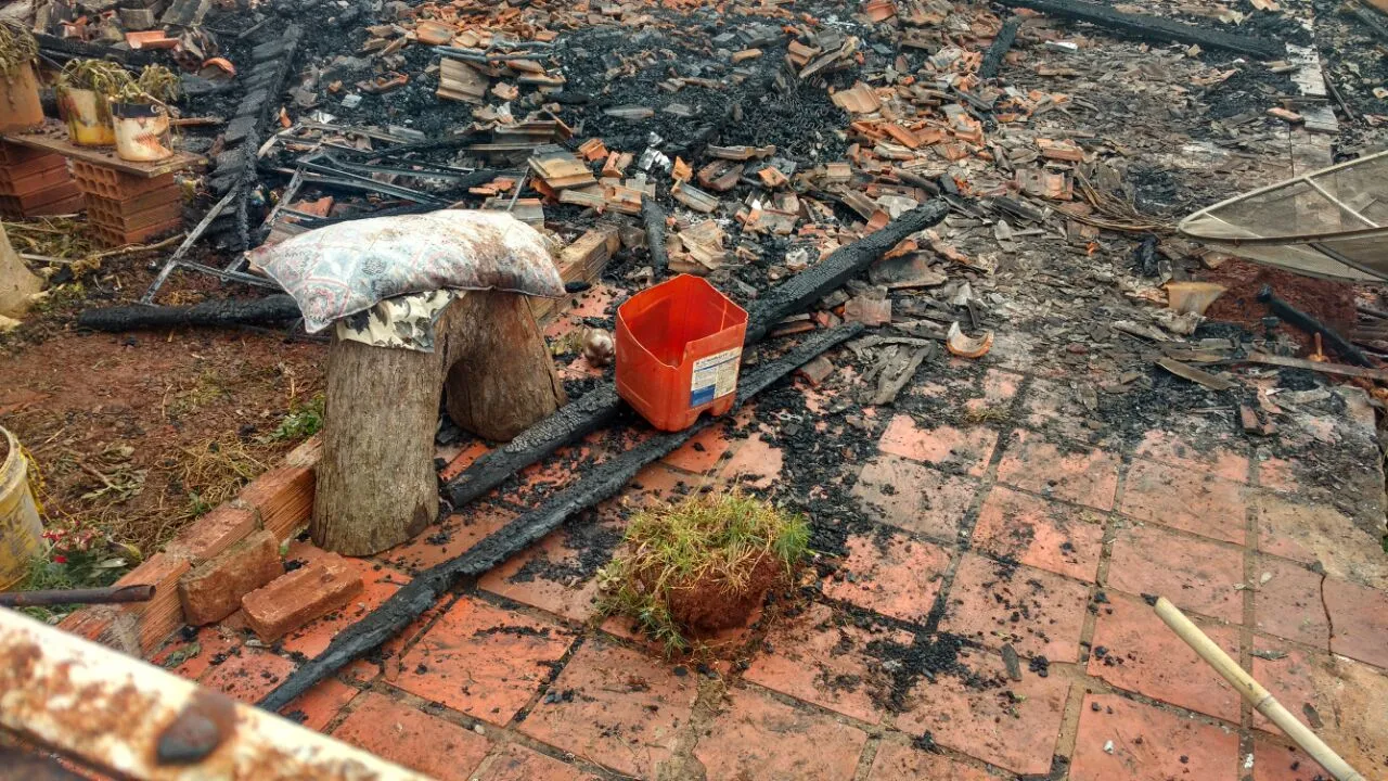 Incêndio destrói residência em bairro de São João do Ivaí