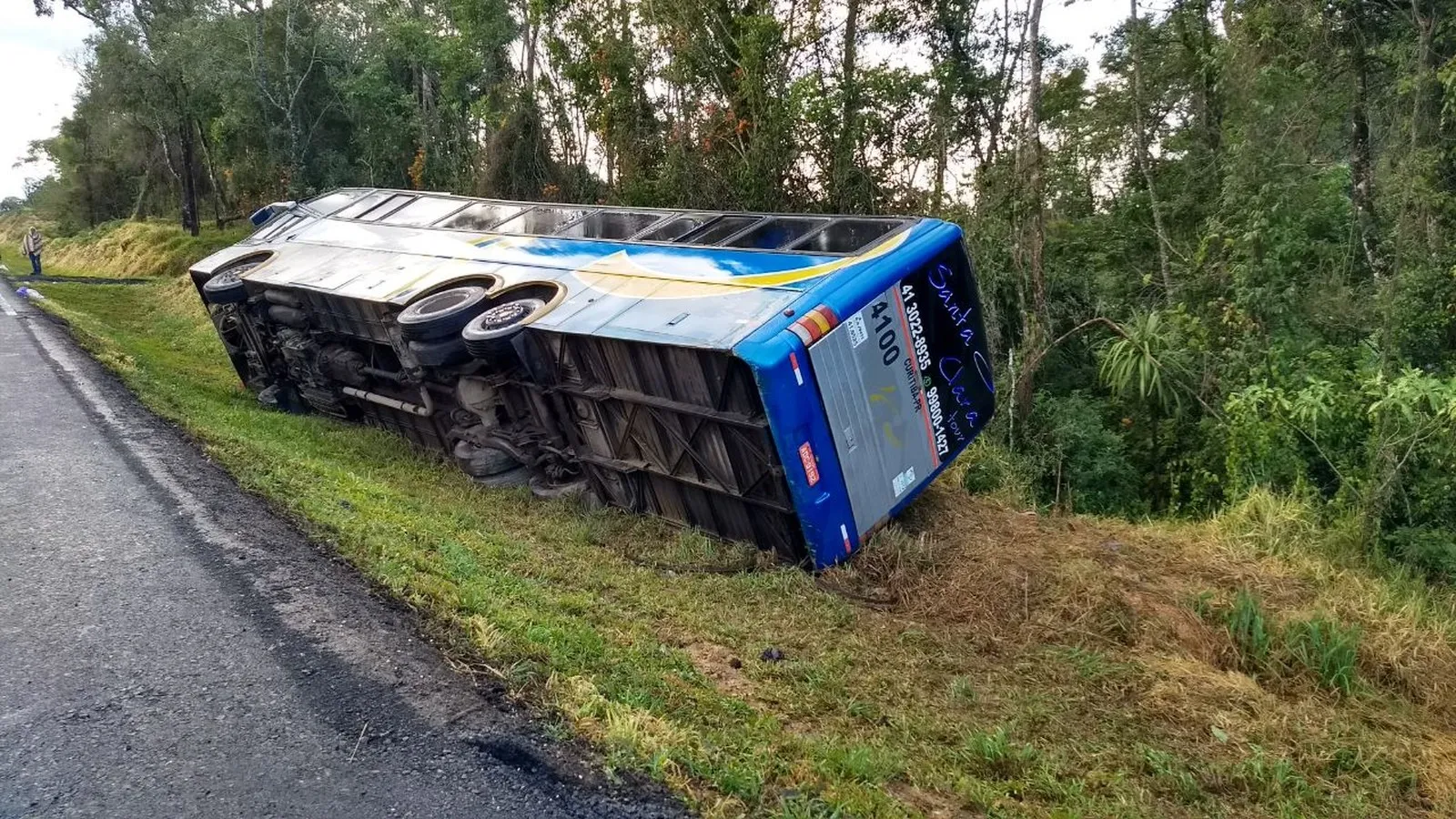 Ônibus de sacoleiros tomba no Paraná; duas pessoas morrem e 15 ficam feridas