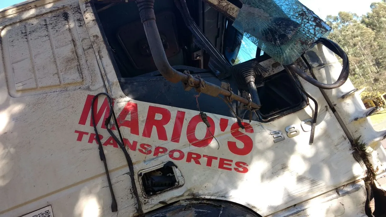 Motorista fica ferido após caminhão tombar entre Mauá da Serra e Ortigueira