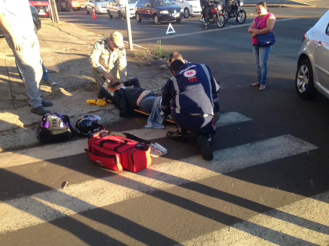 Mulher fica ferida após acidente entre carro e moto em Apucarana