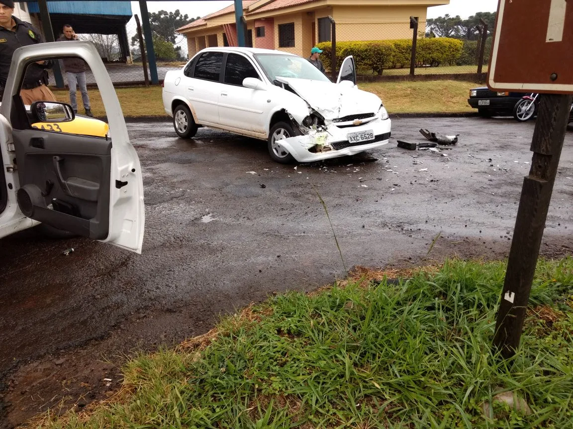 Acidente entre dois carros deixa uma pessoa ferida em Apucarana