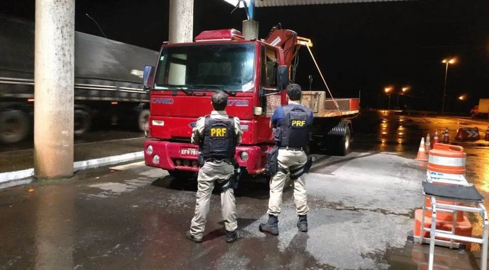 PRF recupera quatro veículos roubados que seriam levados ao Paraguai