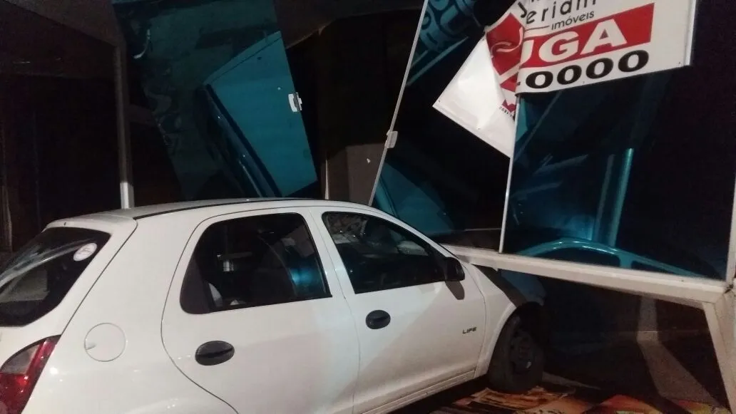 Após colisão, carro invade barzinho no centro de Apucarana