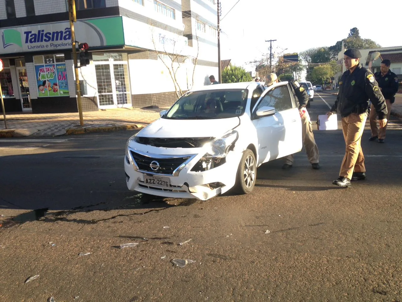 Carro e moto colidem em cruzamento na área central de Apucarana
