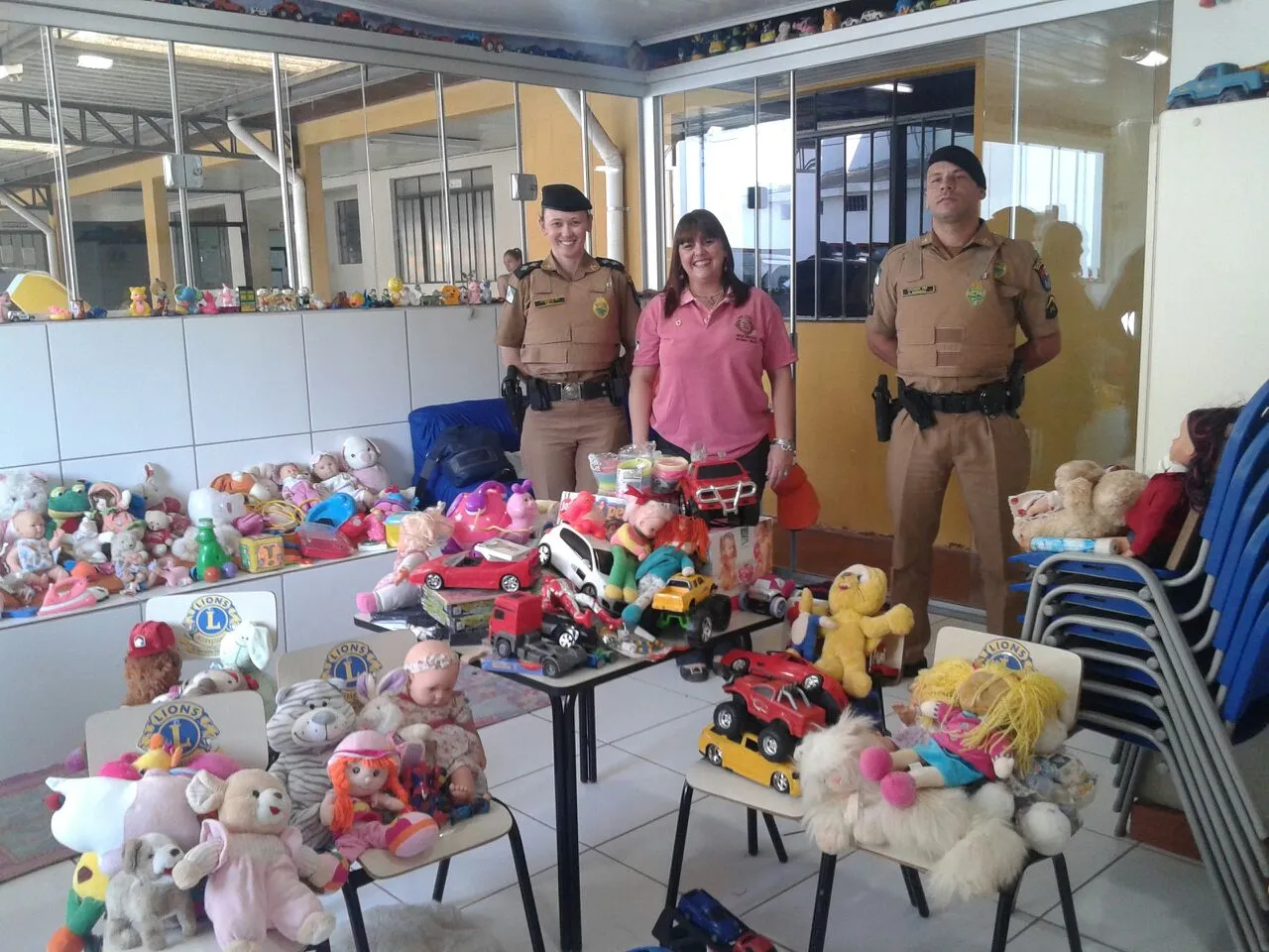 PM doa agasalhos e mais de 400 brinquedos para instituições de Apucarana