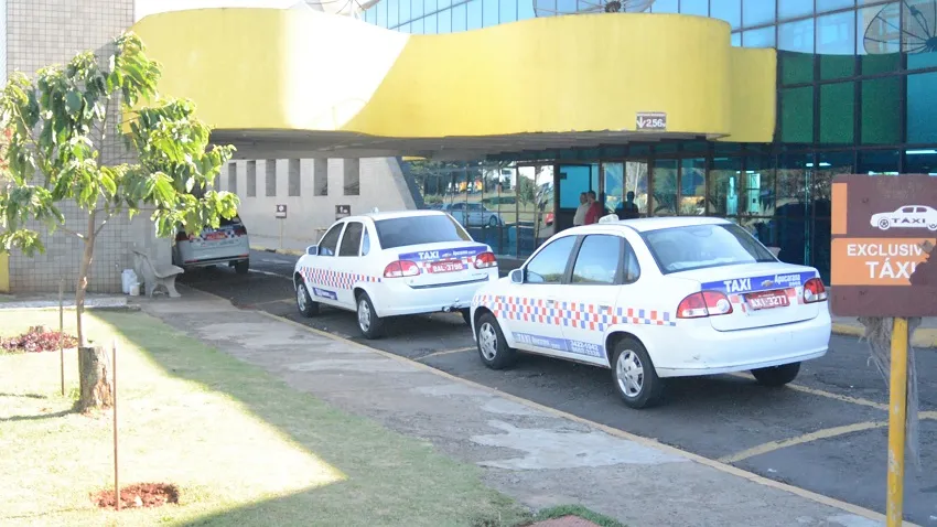 Taxistas flagram transporte clandestino de passageiro e motorista é multado