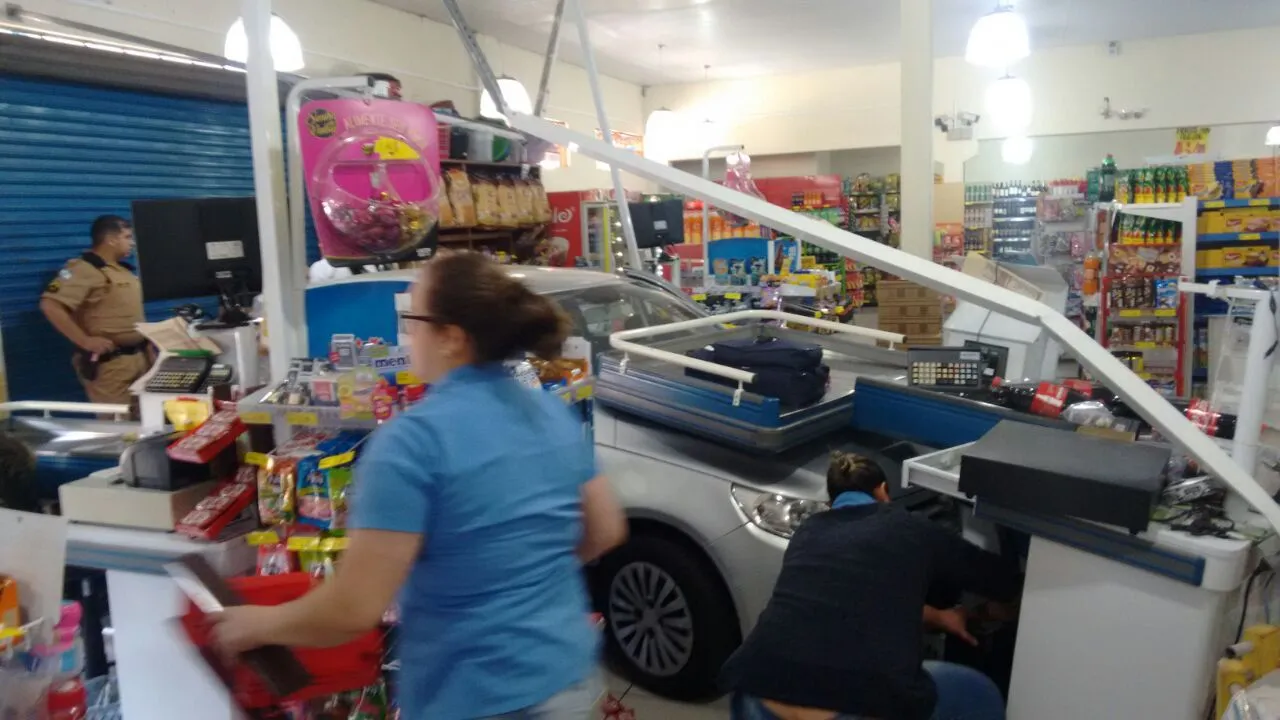 Carro invade supermercado em Rolândia  