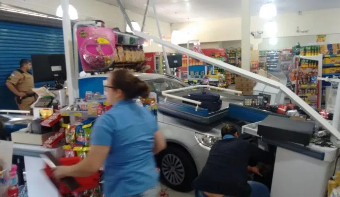 Mulher confunde pedal e carro invade supermercado no Paraná  