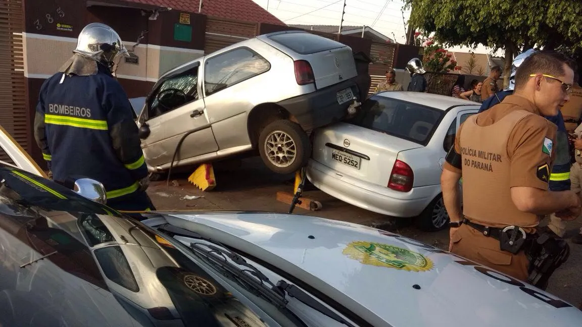 Motorista perde controle, bate contra muro e carro estacionado em Apucarana 