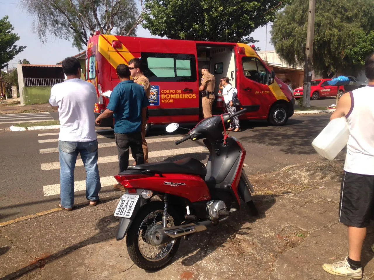 Carro faz conversão proibida e deixa motociclista ferida em Apucarana