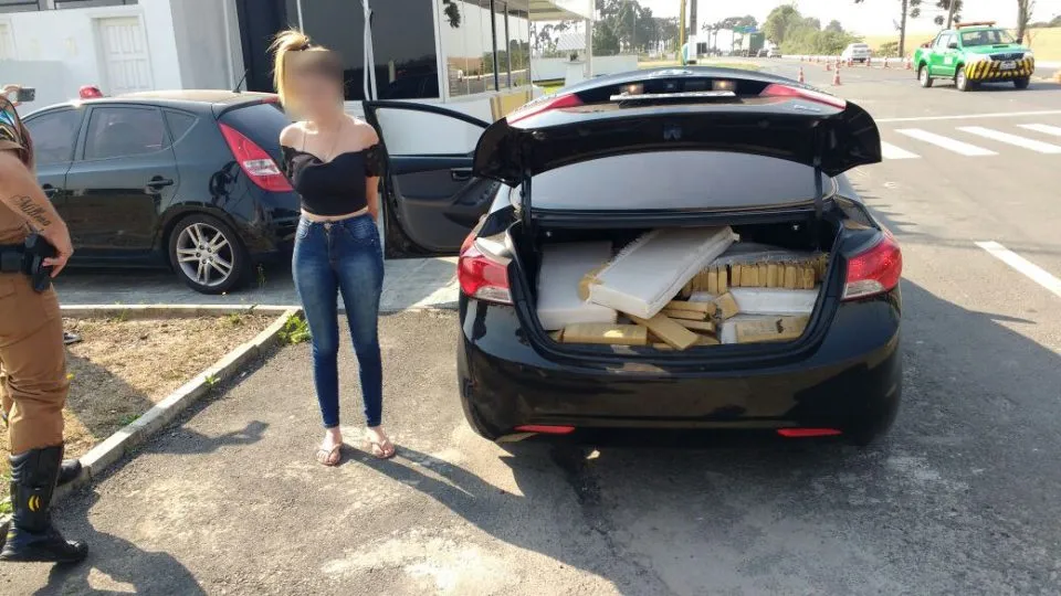 Moças são presas transportando 217 kg de maconha em carro roubado no Paraná