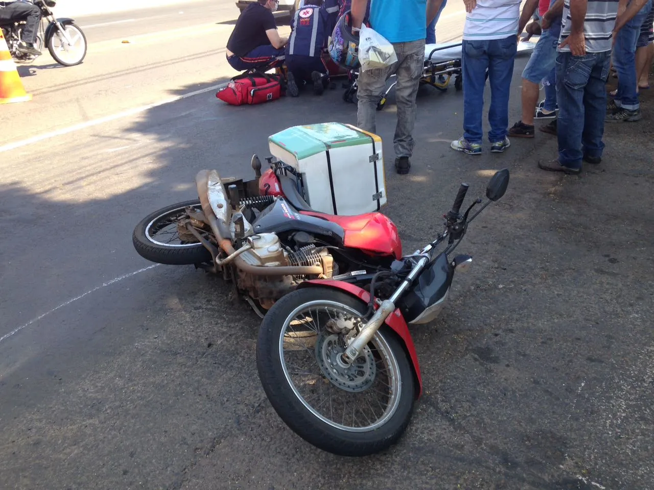 Motociclista fica ferido ao ser derrubado e atropelado na Avenida Minas Gerais