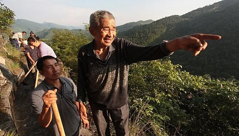 Homem cava durante 36 anos e abre canal de 10 km em montanha para levar água a vilarejo