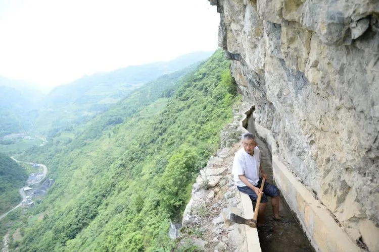 Homem cava durante 36 anos e abre canal de 10 km em montanha para levar água a vilarejo