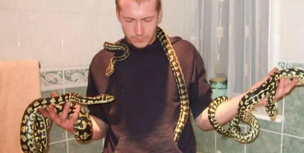 Criador de serpentes é achado morto ao lado de cobra de estimação