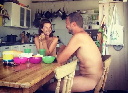 Visitando locais onde o nudismo é liberado, casal belga percorre o mundo