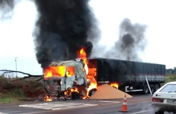 Vídeo mostra caminhão sendo destruído por incêndio no Vale do Ivaí