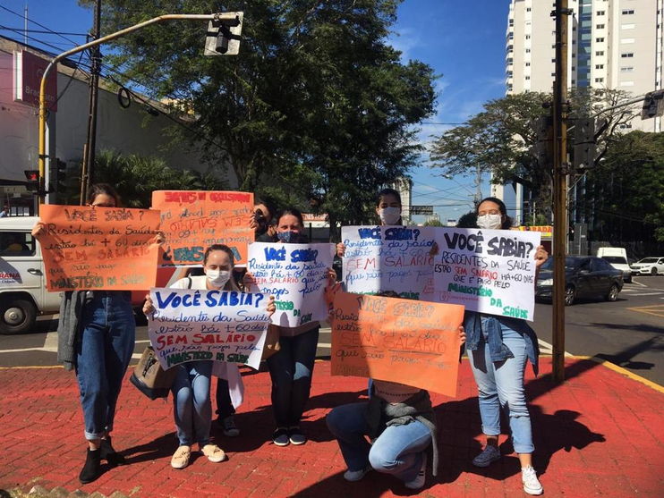 Residentes da Saúde protestam contra atraso salarial, em Apucarana