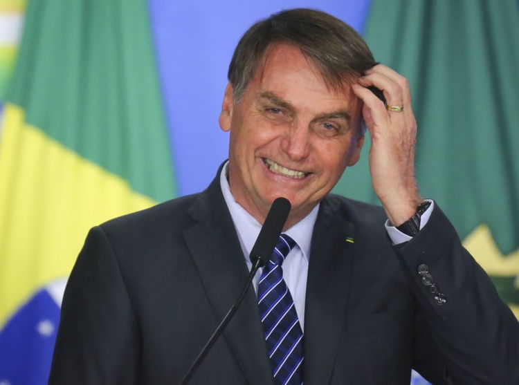 Depois de fazer piada com cloroquina, Bolsonaro lamenta mortes