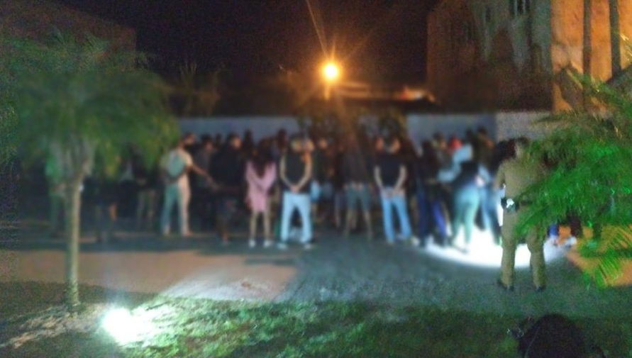 Vereadores de Curitiba rejeitam lei para multar festas clandestinas