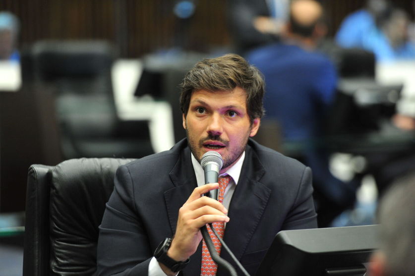 Após discordar da decisão de lockdown parcial no PR, Dep. Tiago Amaral deixa a vice-liderança na ALEP