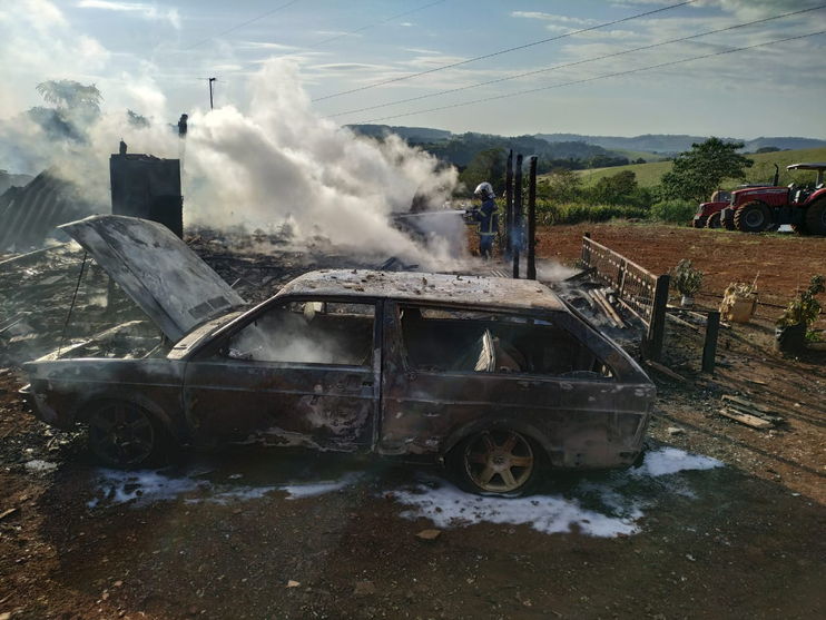 Incêndio destrói casa e carro na Estrada da Jangadinha na região de Cambira