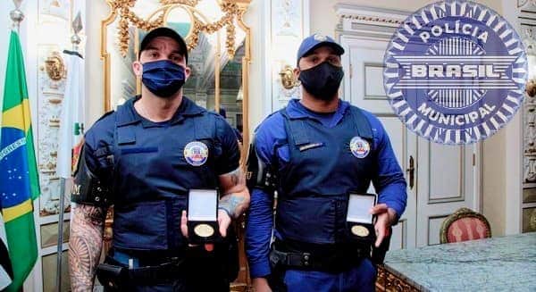 Guardas que foram humilhados por desembargador ganham medalha