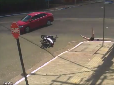 Motociclista é atingida por carro e caí em bueiro; assista